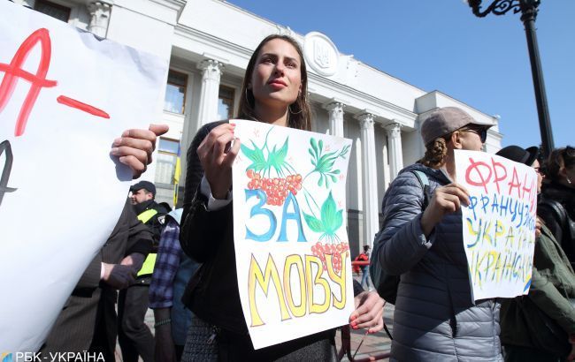 Почти 70% граждан хотят видеть украинский язык единственным государственным