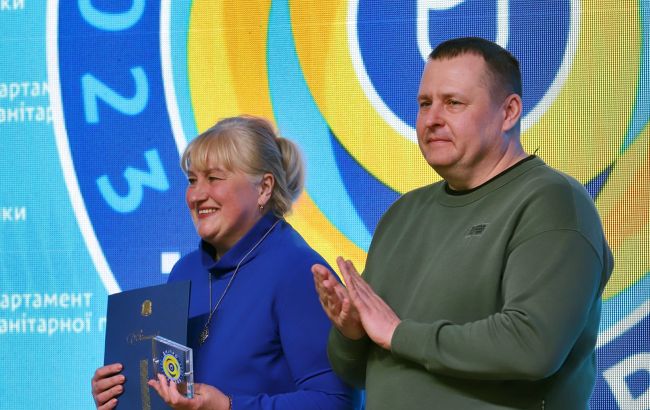 Філатов вручив подяки педагогам та школярам, які волонтерять та допомагають ЗСУ