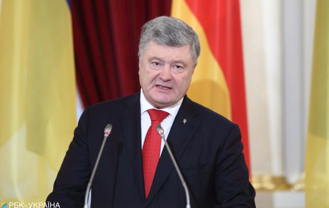 Порошенко: КСУ в ближайшие дни рассмотрит изменения в Конституцию по курсу в НАТО и ЕС
