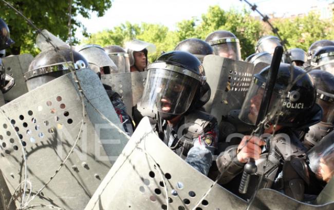 Полиция применила спецсредства против протестующих в Ереване