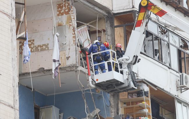 Взрыв на Позняках: троих спасли из-под завалов