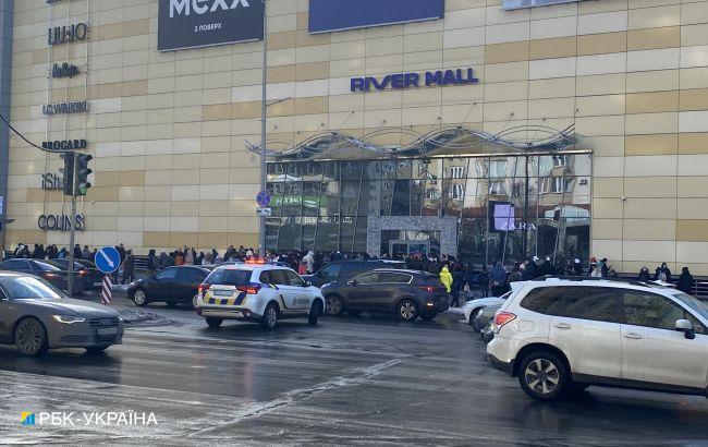 В Киеве срочно эвакуируют людей из ТРЦ River Mall