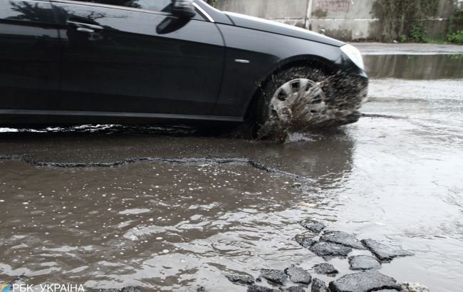 Як пересуватися на автомобілі по дорогах з ямами: найчастіші помилки водіїв