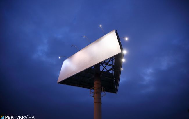 В Украине хотят убрать рекламные щиты вдоль дорог: что предлагает Кабмин