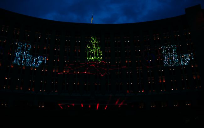 У Дніпрі провели акції до Дня пам'яті та примирення: запалили свічки та згадали подвиги героїв міста