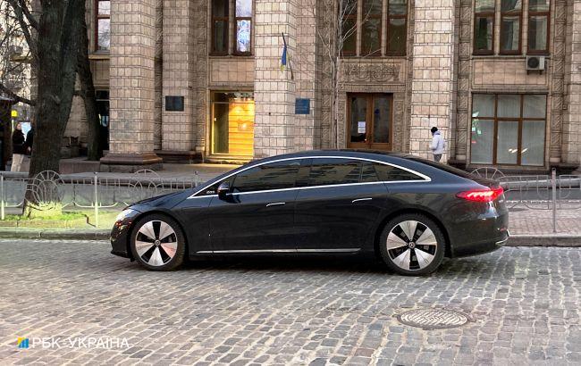 Смена курса: в Украине проданы первые флагманские электрокары Mercedes EQS