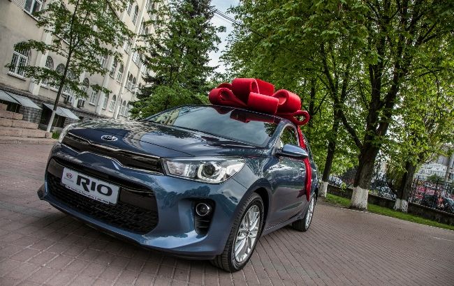 Первым обладателем нового хэтчбека Kia Rio стала жена фронтмена O.Torvald Жени Галича