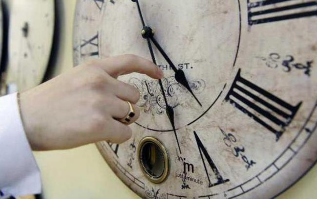 Украина перейдет на "зимнее время" в ночь на 25 октября