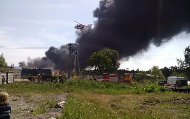 После взрыва на нефтебазе под Васильковом 3 пожарных все еще не выходят на связь, - ГСЧС