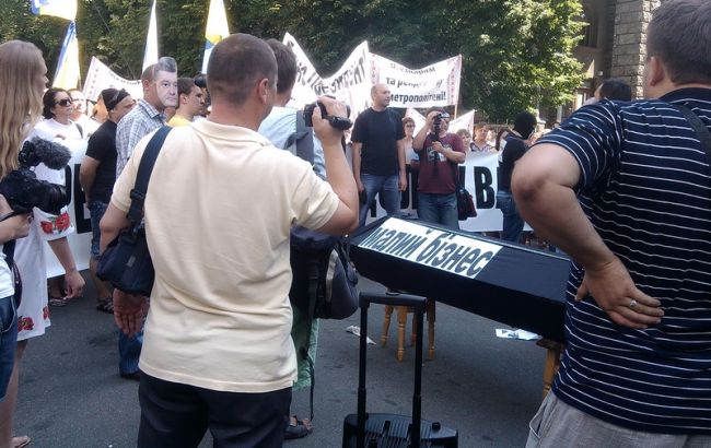 Под зданием АПУ митингуют против запрета торговли в переходах