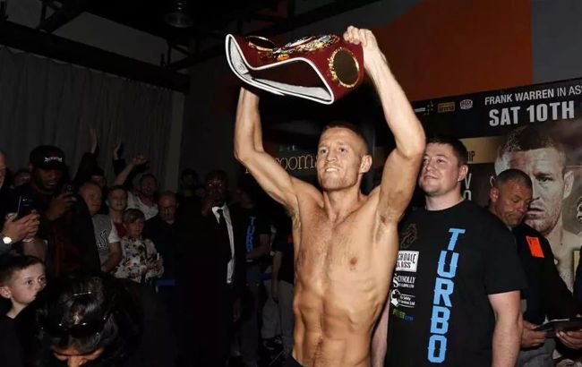 Екс-чемпіон світу з боксу відсвяткував гол "Манчестер Сіті" на спині Холанда: відео