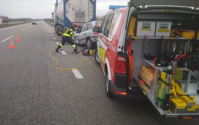 На трассе Киев-Одесса автомобиль врезался в грузовик, есть жертва