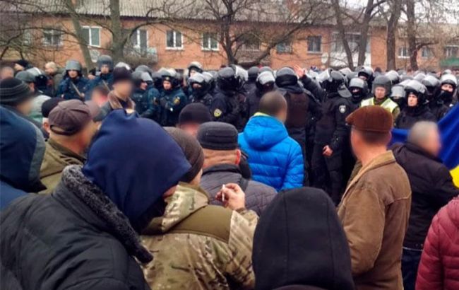 На протесты в Новых Санжарах стянули Нацгвардию и бронетехнику