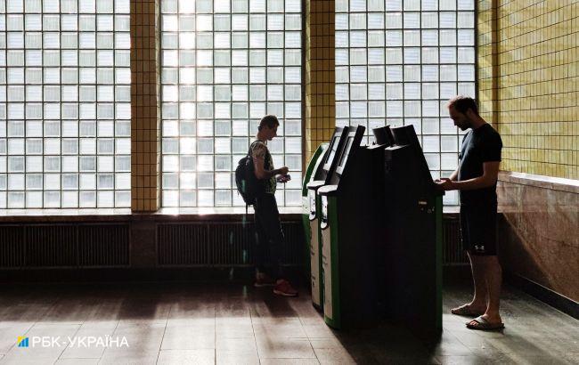 Гроші не видають, проте списують з рахунку: ПриватБанк потрапив у скандал через проблемні банкомати