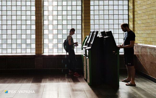 Скільки готівки можна зняти в банкоматах: ліміти українських банків