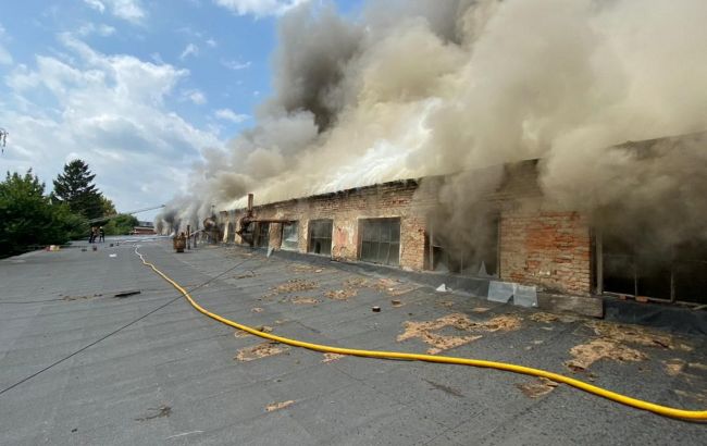 На заводе в Ужгороде загорелись склады. Пожар тушат уже несколько часов