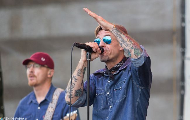 Міхалок заспівав у госпіталі для українських бійців: Слава Україні, живе Білорусь! (відео)