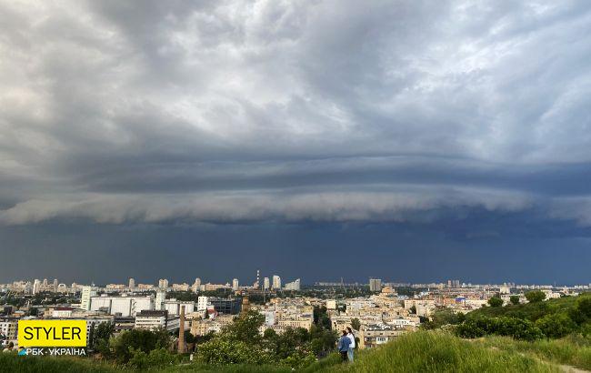 З'явилося вражаюче відео грози над Києвом
