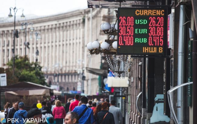 Доллар и евро снижаются на наличном рынке