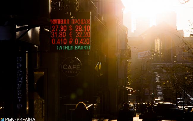 Готівковий курс долара продовжує знижуватися