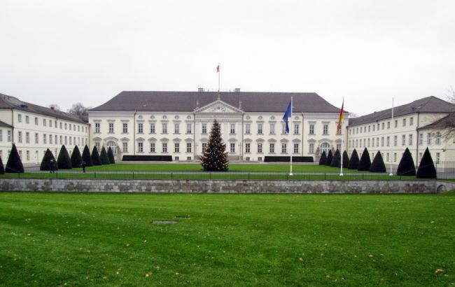 В Берлине бросили "коктейль Молотова" в резиденцию Президента ФРГ