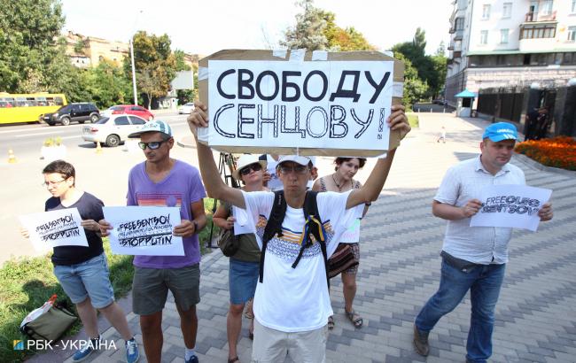 Сенцов передал работу над незаконченными фильмами своей соратнице из Крыма, - сестра