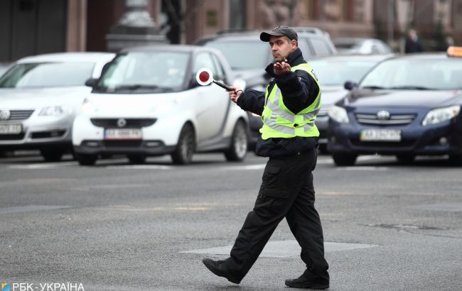 Що означають сигнали регулювальника і коли не можна їхати: 5 головних правил