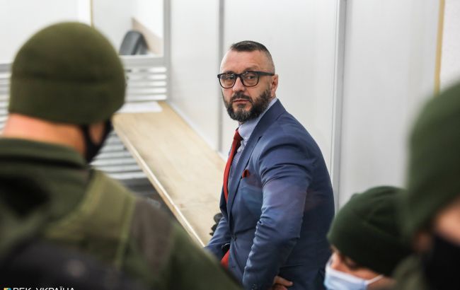 Суд оставил под стражей Антоненко