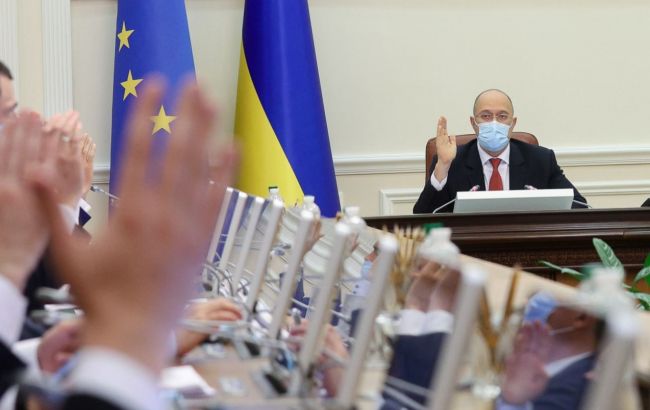 Кабмин перенес рабочие дни: в 2022 году будет два периода длинных выходных