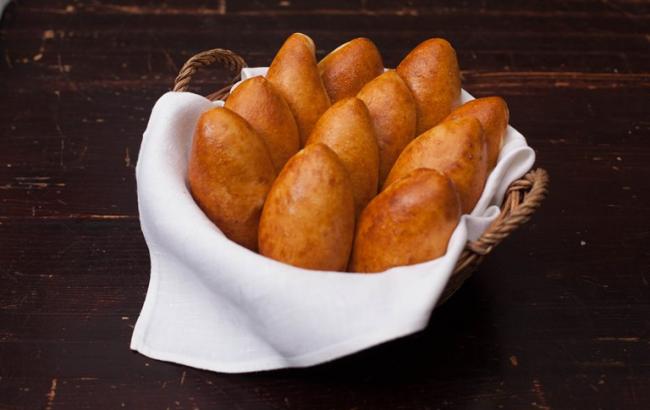 В России мужчина залез в ларек, наелся и застрял в окне