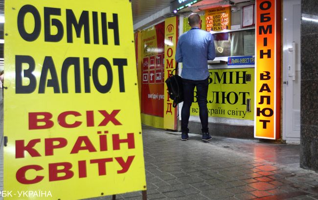 Доллар и евро снижаются на наличном рынке