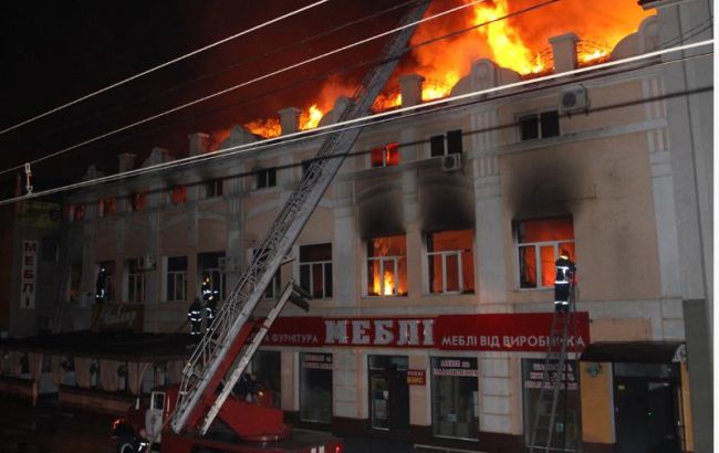 У Хмельницькому горіла виробнича будівля зі швейною майстернею та офісами