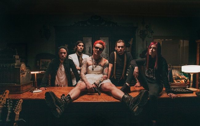 В свадебном платье, с красными волосами и усами &mdash; O. TORVALD возвращаются