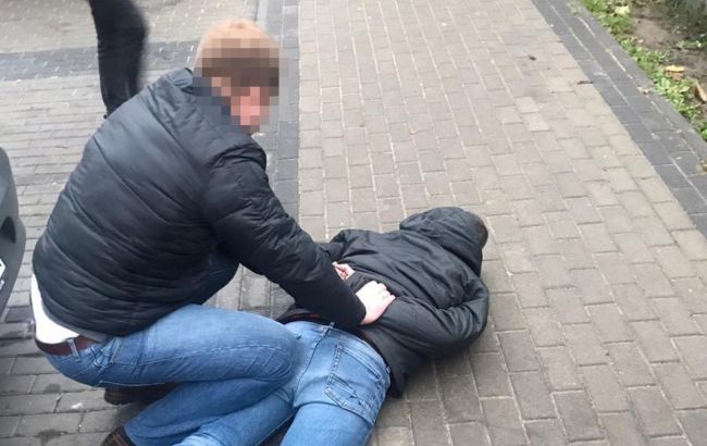 Суд арестовал полицейского, предлагавшего должность за 100 тысяч долларов