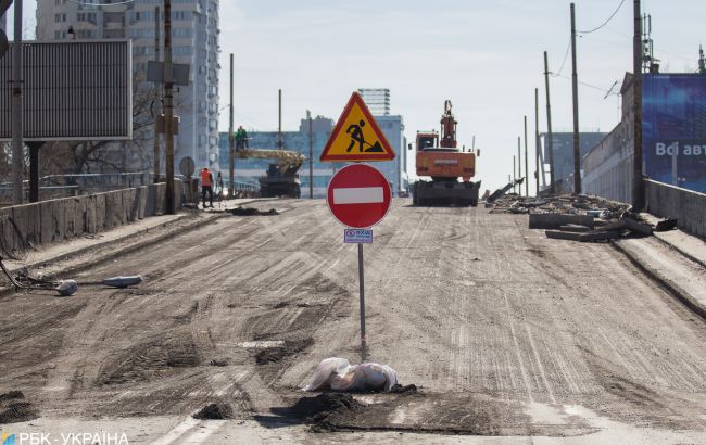 В Киеве с сегодняшнего дня ограничивают движение на Шулявском мосту