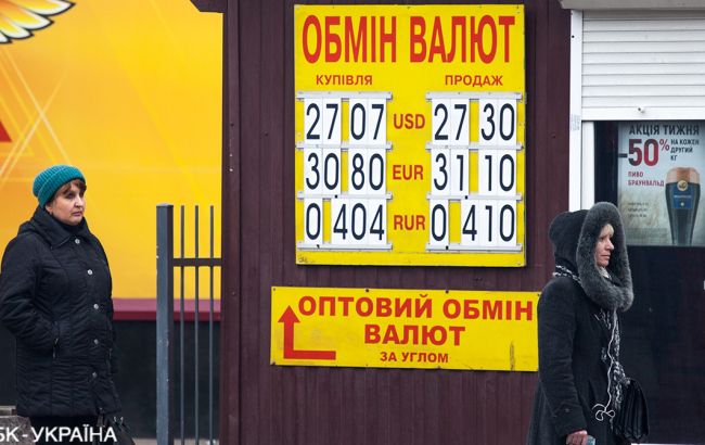 Доллар и евро стабильны на наличном рынке после первого тура выборов