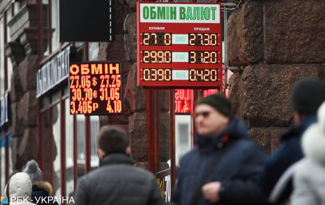 Доллар и евро снизились на наличном рынке