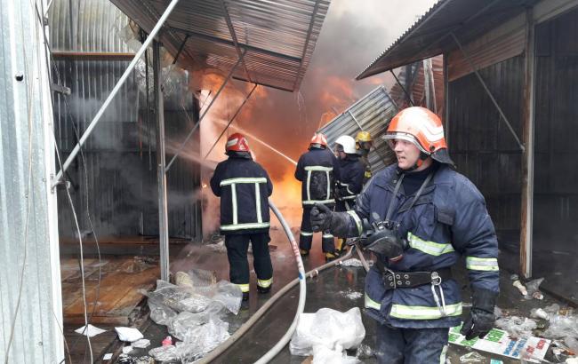 Пожар на рынке в Черновцах локализовали, - ГСЧС