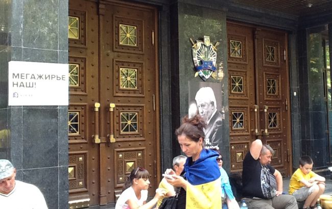 ГПУ пікетують 50 активістів, що виступають проти повернення Межигір'я в приватну власність