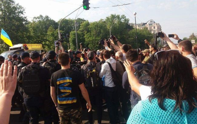 В Киеве произошла стычка между противниками Марша равенства и членами ЛГБТ-сообщества