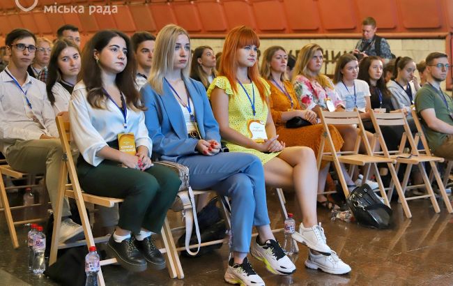 В подземке Днепра прошел большой молодежный форум