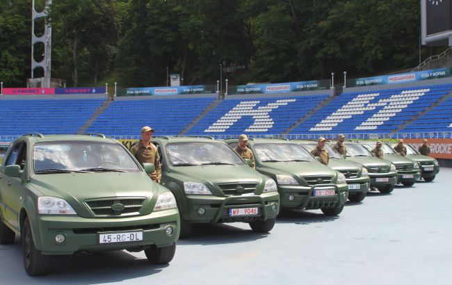 "Динамо" передало сім позашляховиків військовим