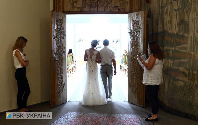 Кабмин расширил перечень населенных пунктов, где можно оформить брак за сутки