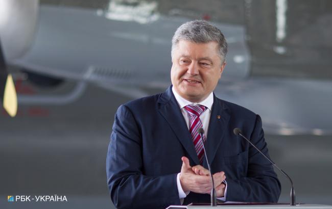 Порошенко просит Раду безотлагательно рассмотреть изменения в Конституцию по курсу на ЕС и НАТО