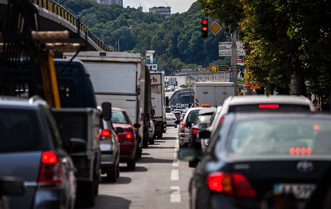 Будут штрафовать: водителям напомнили о важном правиле с 1 октября