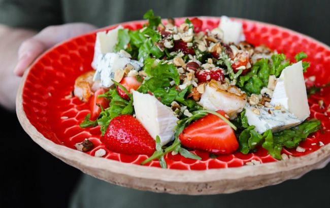 Сочный салат с клубникой, который должен приготовить каждый: простой рецепт