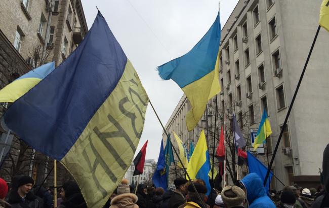 Активисты забросали камнями офис компании Ахметова