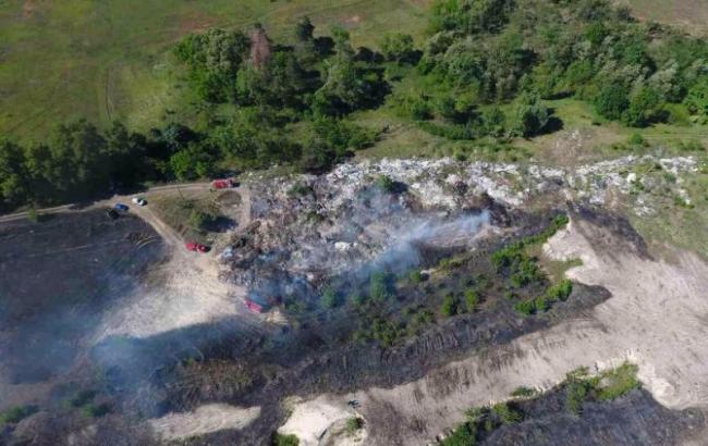 ГСЧС ликвидировала пожар на свалке в Киевской области