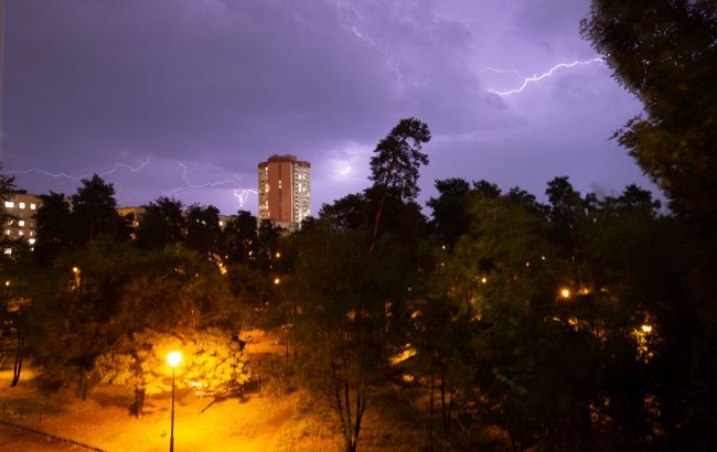 Блискавка влучила у житловий будинок в Броварах