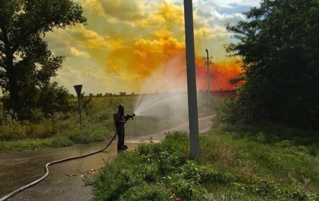 На трасі в Дніпропетровській області з автоцистерни витекло близько 4 тонн азотної кислоти